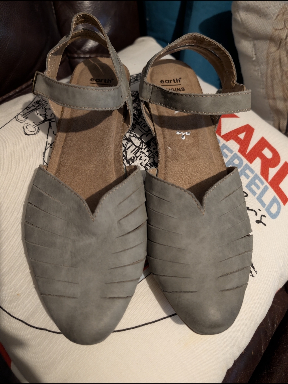 Earth Women's Blush Taupe Strappy Closed-Toe Ankle Strap Flats - Picture 3 of 7